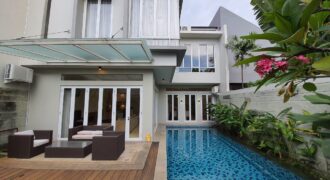 MODERN TROPICAL HOUSE RUMAH 2 ½ LANTAI DI AREA KEMANG