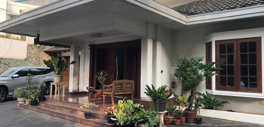Dijual Rumah di Kebayoran Baru Lokasi Strategis Jalan 2 Mobil