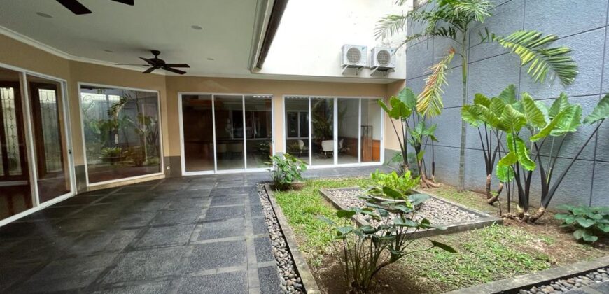 Disewakan Rumah Asri di Kebayoran Baru, Jakarta Selatan