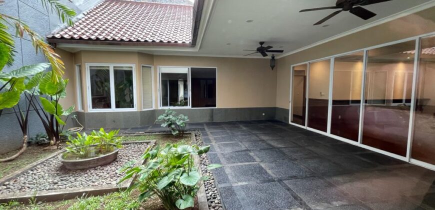 Disewakan Rumah Asri di Kebayoran Baru, Jakarta Selatan