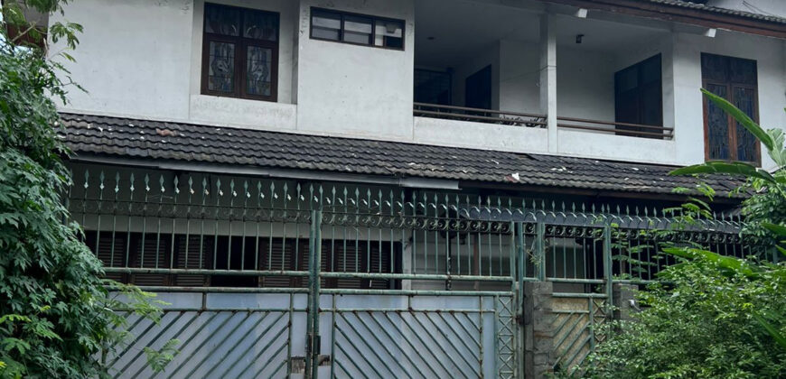 Dijual Rumah Tua rapih lokasi bagus Taman Duta Pondok indah