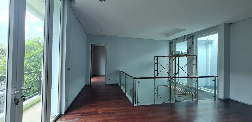 FOR RENT MODERN HOUSE INSIDE PRIVATE COMPLEX IN JALAN BANGKA