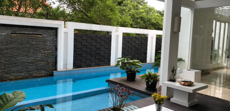 Dijual Rumah di Kemang selatan Semi Furnished