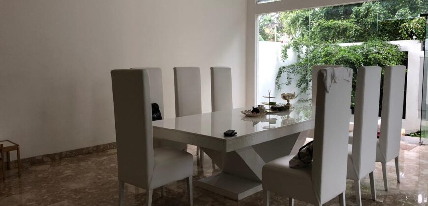 Dijual Rumah di Kemang selatan Semi Furnished
