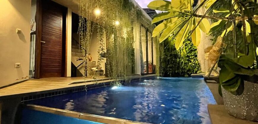 DIJUAL RUMAH BERNUANSA VILLA DI KEBAYORAN BARU
