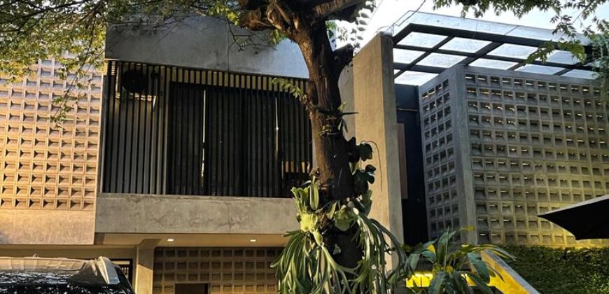 DIJUAL RUMAH BERNUANSA VILLA DI KEBAYORAN BARU