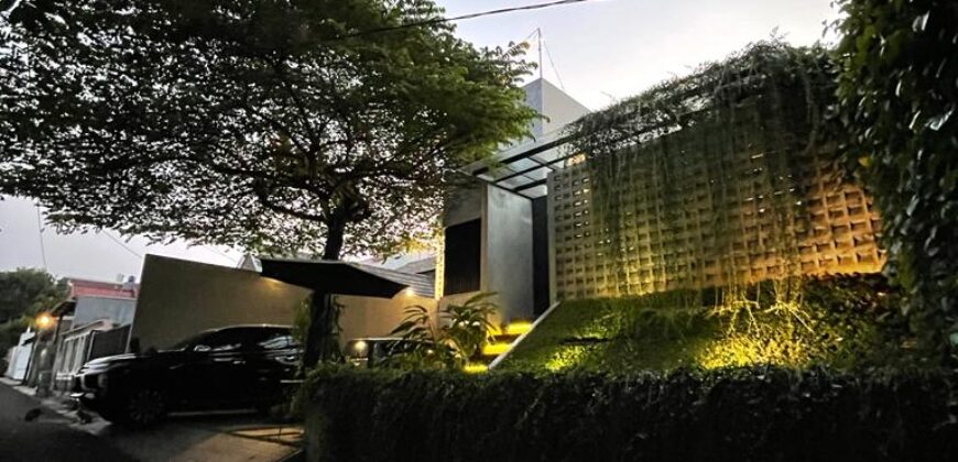 DIJUAL RUMAH BERNUANSA VILLA DI KEBAYORAN BARU