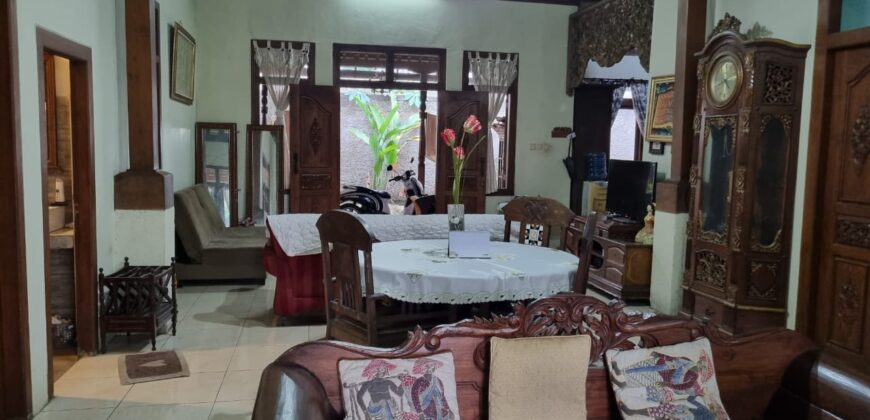 Dijual Rumah Klasik ada paviliun 2 lantai di Depok