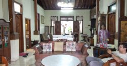Dijual Rumah Klasik ada paviliun 2 lantai di Depok