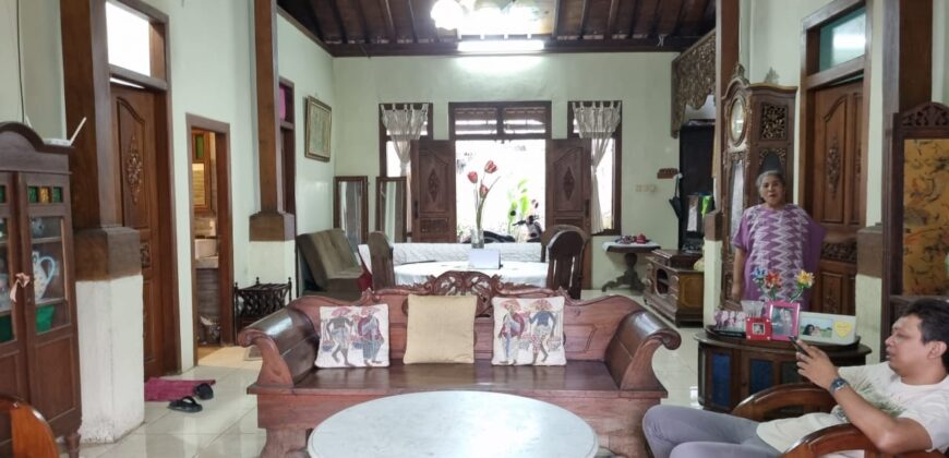 Dijual Rumah Klasik ada paviliun 2 lantai di Depok