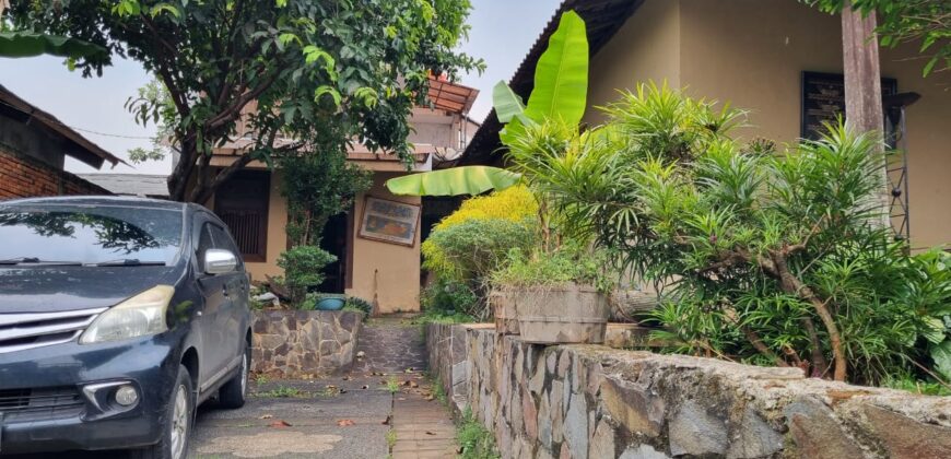Dijual Rumah Klasik ada paviliun 2 lantai di Depok