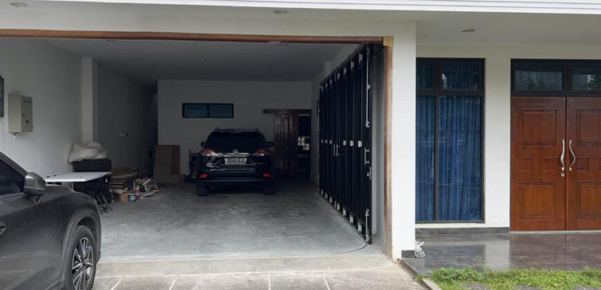 Rumah Mewah di Taman Kedoya Permai