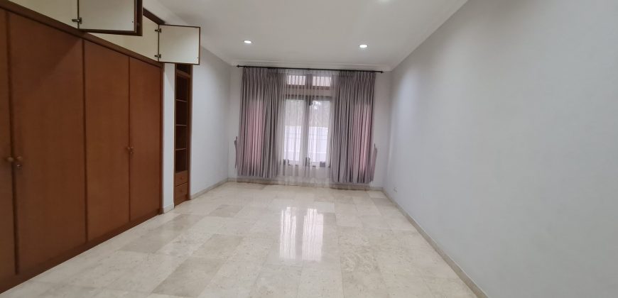 Modern House In Kebayoran Baru With Spool Garden