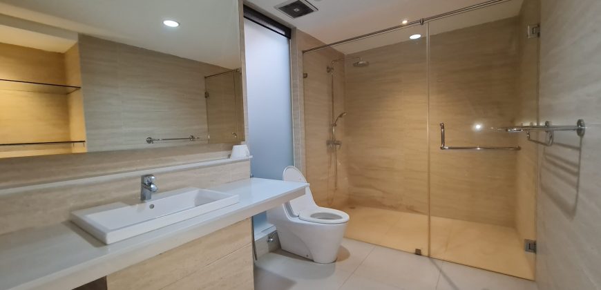 Modern House In Kebayoran Baru With Spool Garden