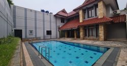 Modern House In Kebayoran Baru With Spool Garden