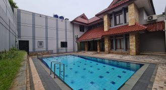 Modern House In Kebayoran Baru With Spool Garden