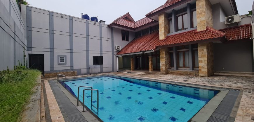 Modern House In Kebayoran Baru With Spool Garden