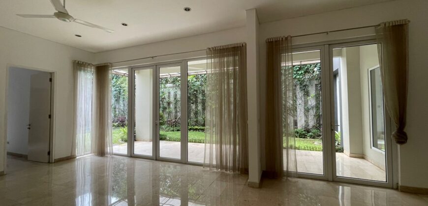 Bright Modern House Good Air Circulation