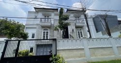 Rumah Mewah Bagus Lokasi Strategis Dekat Jalan Utama