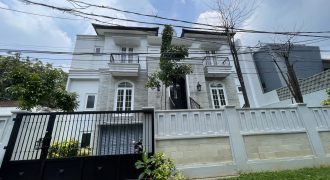 Rumah Mewah Bagus Lokasi Strategis Dekat Jalan Utama