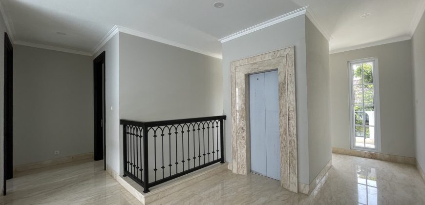 Rumah Mewah Bagus Lokasi Strategis Dekat Jalan Utama