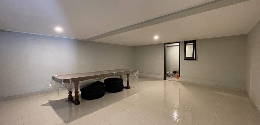 Rumah Mewah Bagus Lokasi Strategis Dekat Jalan Utama