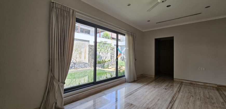 Rumah modern exclusive di Komplek Simprug