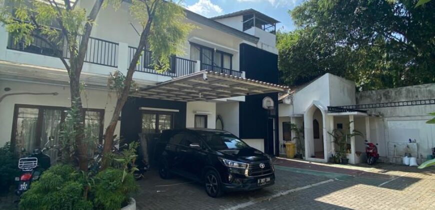 Dijual Rumah Dalam Townhouse Kawasan Kemang