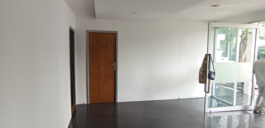 Dijual Rumah komersil 2 lantai di Kebayoran Baru