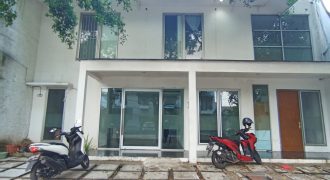 Dijual Rumah komersil 2 lantai di Kebayoran Baru