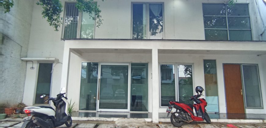 Dijual Rumah komersil 2 lantai di Kebayoran Baru