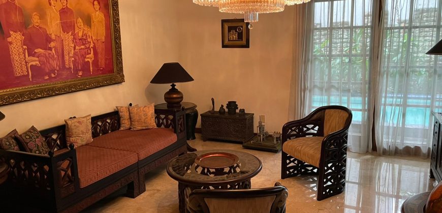 Dijual Rumah 2 Lantai Classic Area Gatot Subroto