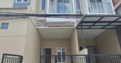 DISEWAKAN Rumah daerah Taman Ratu bangunan baru