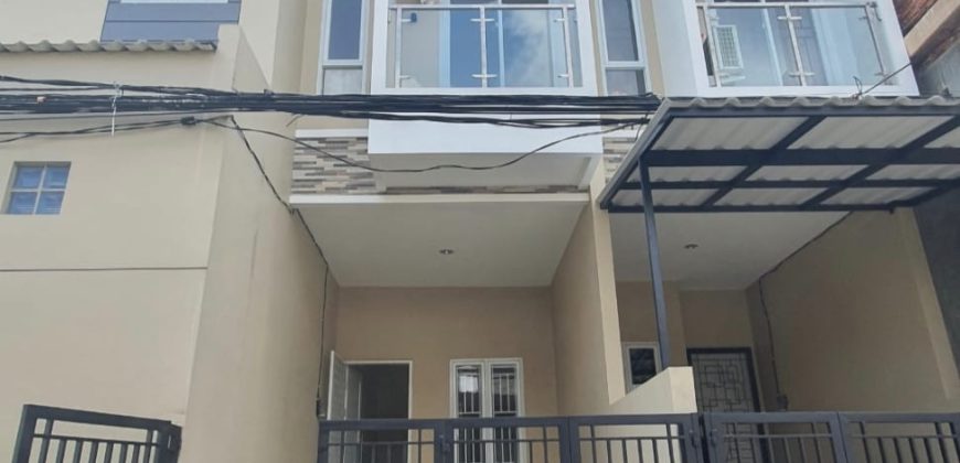 DISEWAKAN Rumah daerah Taman Ratu bangunan baru