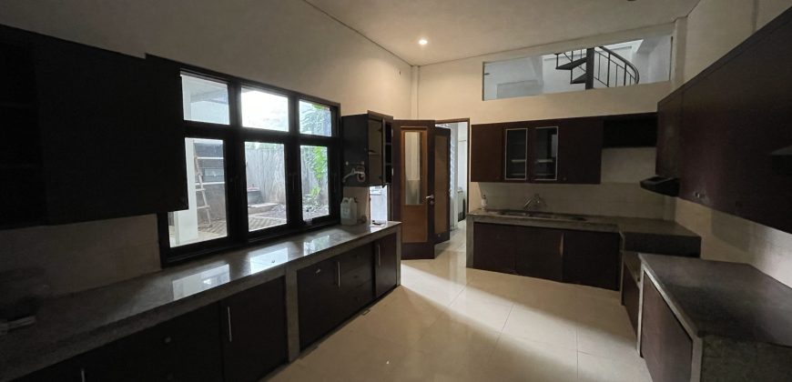 Disewakan Rumah Kebayoran Baru