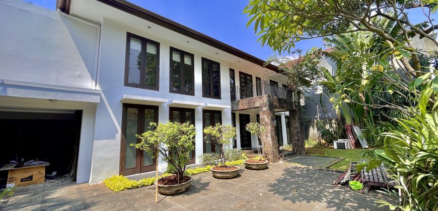 Disewakan Rumah Modern Tropical di Kemang Jakarta Selatan