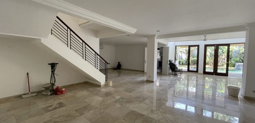 Disewakan Rumah Modern Tropical di Kemang Jakarta Selatan