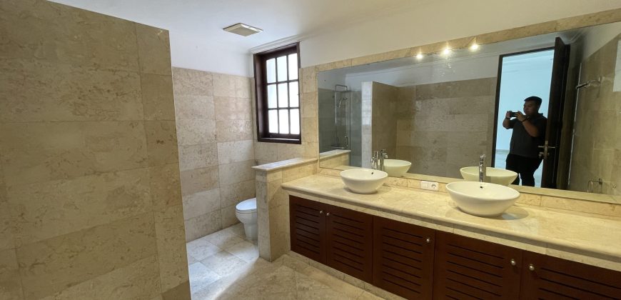 Disewakan Rumah Modern Tropical di Kemang Jakarta Selatan