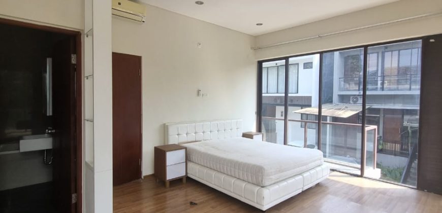 Dijual Rumah Baru Semi Furnished Kawasan Cirendeu
