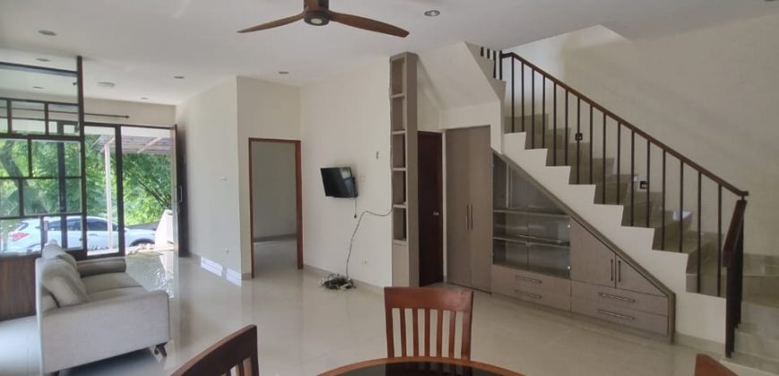 Dijual Rumah Baru Semi Furnished Kawasan Cirendeu