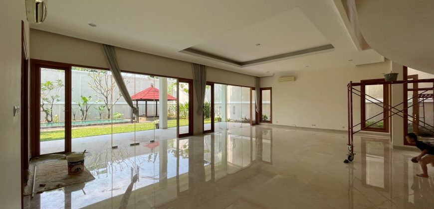 Disewakan Rumah Modern Tropical di Pejaten