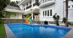 DIJUAL RUMAH MEWAH SIAP HUNI HALAMAN LUAS ROW JALAN LEBAR
