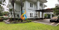 DIJUAL RUMAH MEWAH SIAP HUNI HALAMAN LUAS ROW JALAN LEBAR