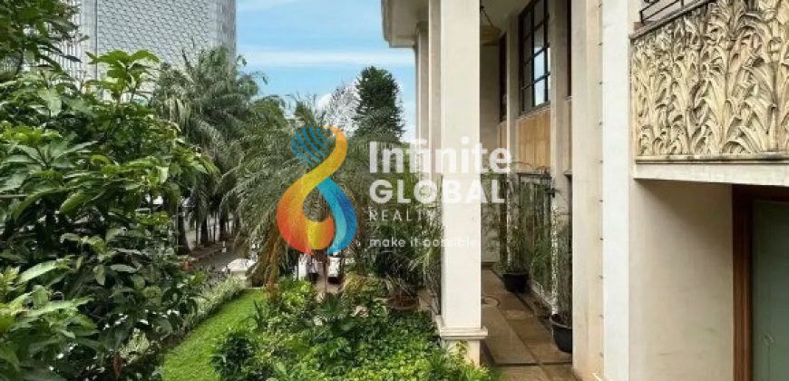 DIJUAL RUMAH MEWAH 2.5 LANTAI PRIVATE POOL  SANGAT STRATEGIS