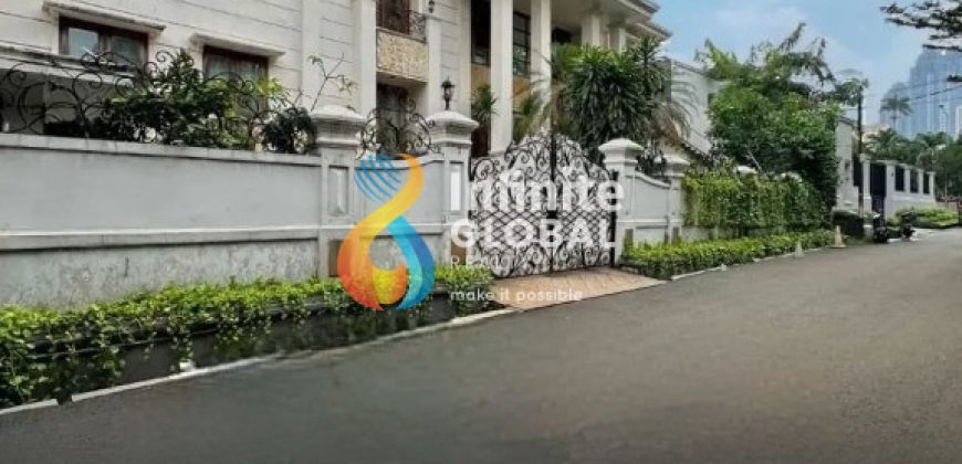 DIJUAL RUMAH MEWAH 2.5 LANTAI PRIVATE POOL  SANGAT STRATEGIS