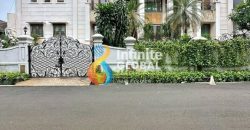 DIJUAL RUMAH MEWAH 2.5 LANTAI PRIVATE POOL  SANGAT STRATEGIS