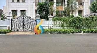 DIJUAL RUMAH MEWAH 2.5 LANTAI PRIVATE POOL  SANGAT STRATEGIS