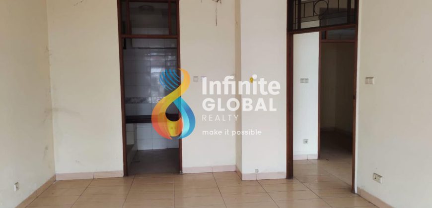 FOR SALE RUMAH HOEK 1,5 LANTAI DI INTERCON JAKARTA BARAT