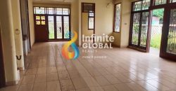 FOR SALE RUMAH HOEK 1,5 LANTAI DI INTERCON JAKARTA BARAT