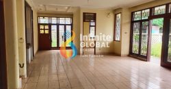 FOR SALE RUMAH HOEK 1,5 LANTAI DI INTERCON JAKARTA BARAT